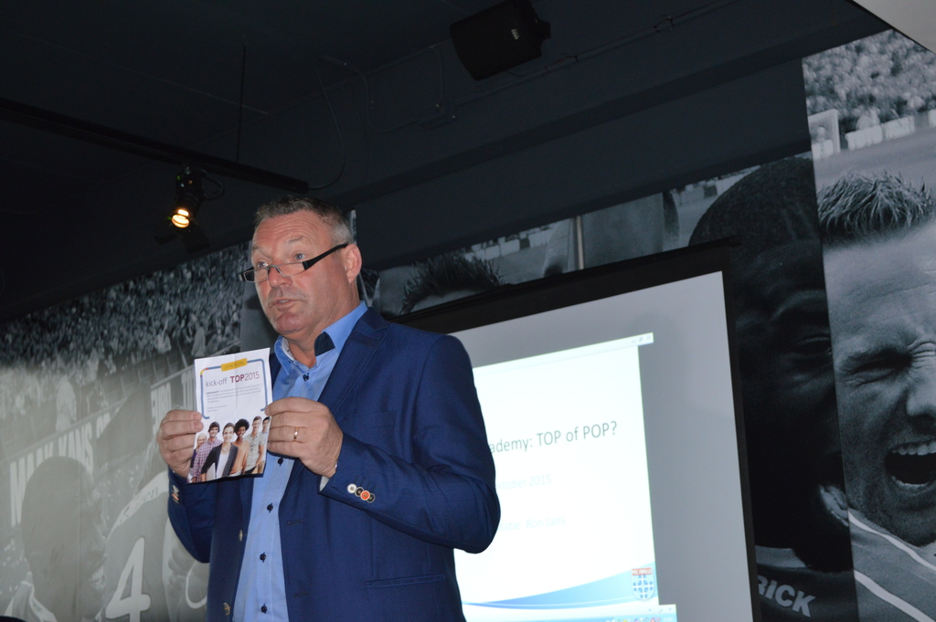 Ron Jans spreekt voor de Espria Academy.