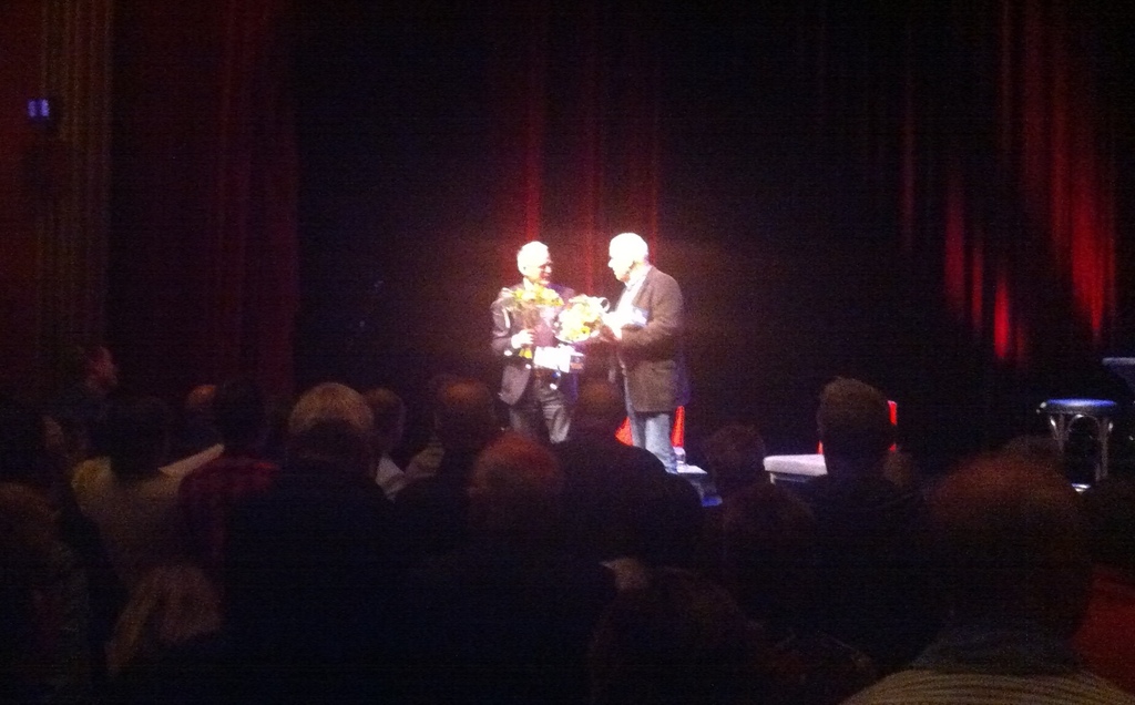 Foppe de Haan op het theaterpodium in Heerenveen.