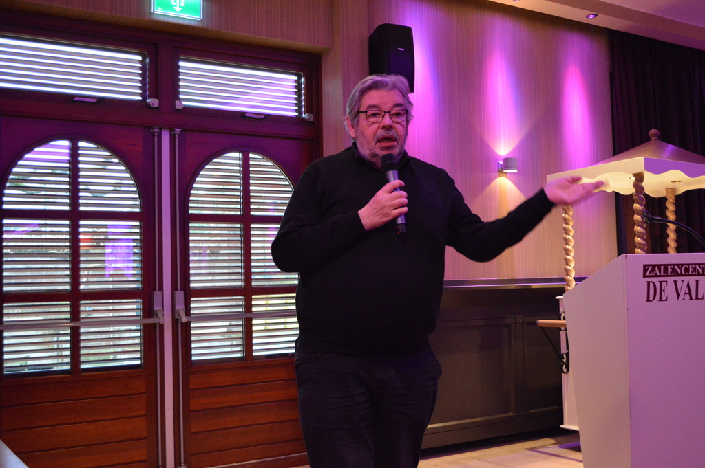Maarten van Rossem in gesprek met oud-bankmedewerkers.